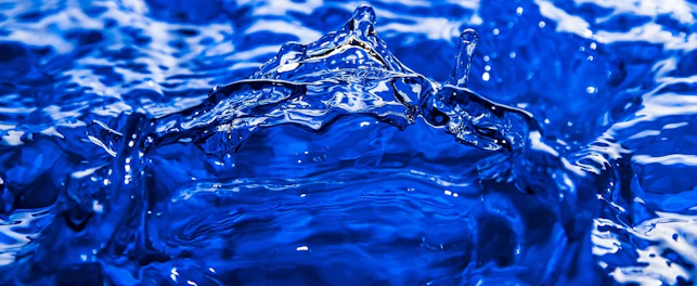 Duże zbliżenie na pluskającą wodę.